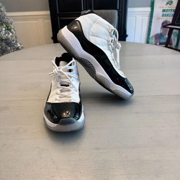 Jordan Black and White sneakers - Picture 2 of 2